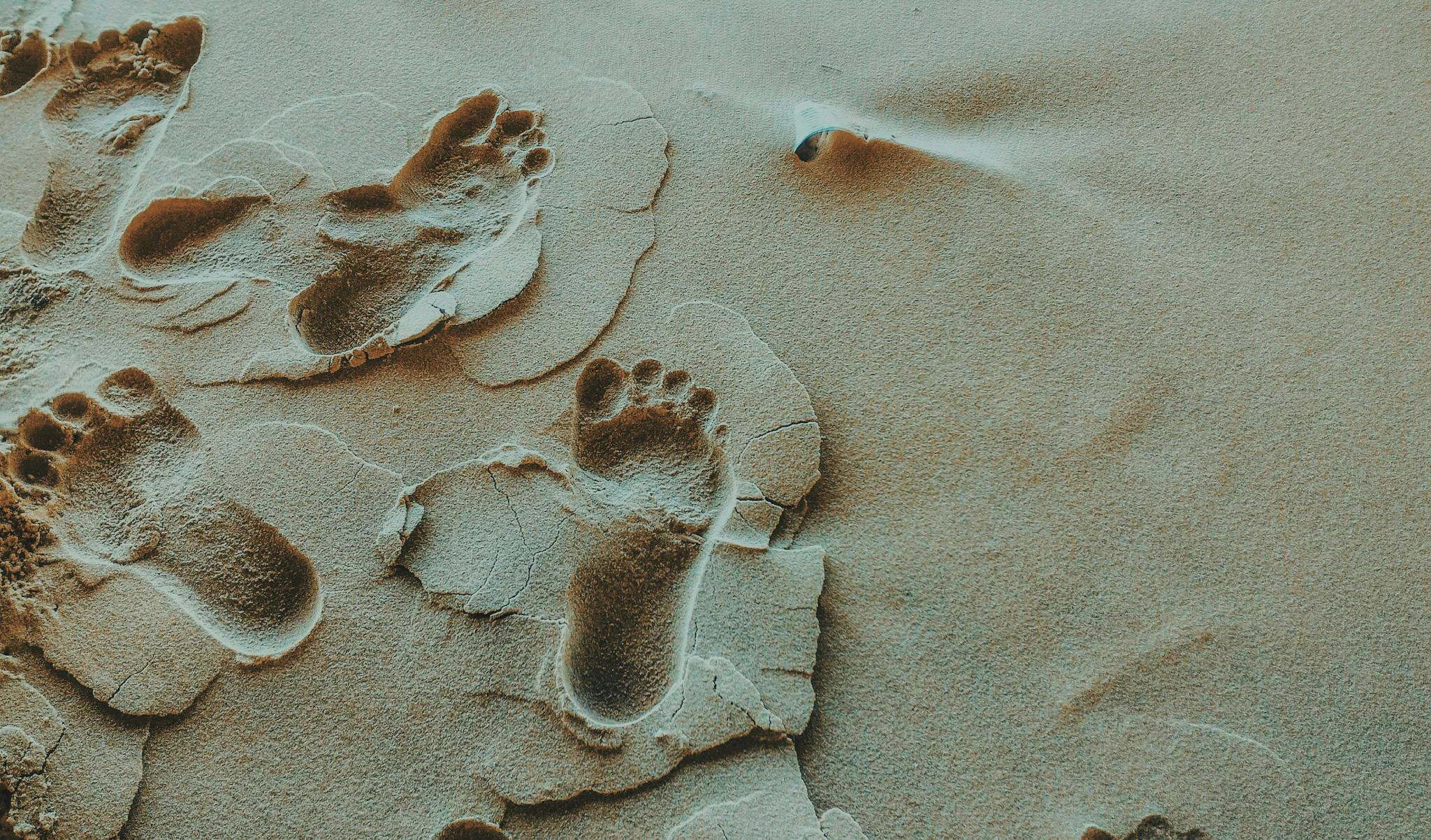 Voetafdrukken in het zand