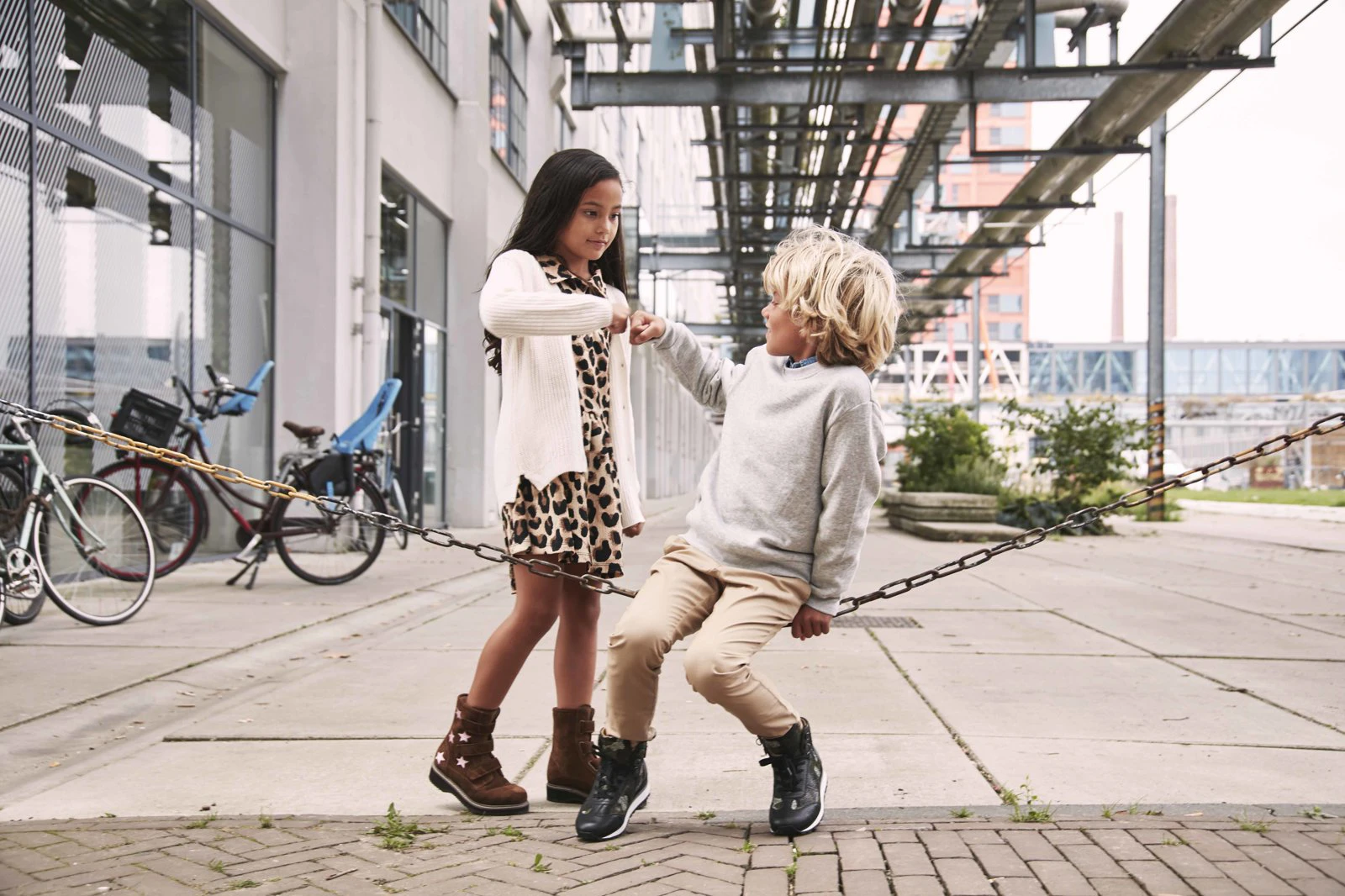 Dansende kinderen, jongen en meisje, met orthopedische schoenen van Foot Care Center